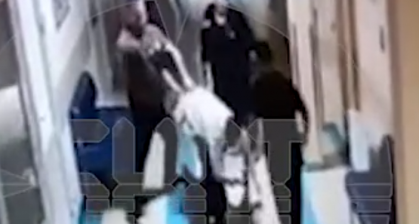 Прямо в больнице неадекват накинулся на персонал с ножницами в руках (ВИДЕО)