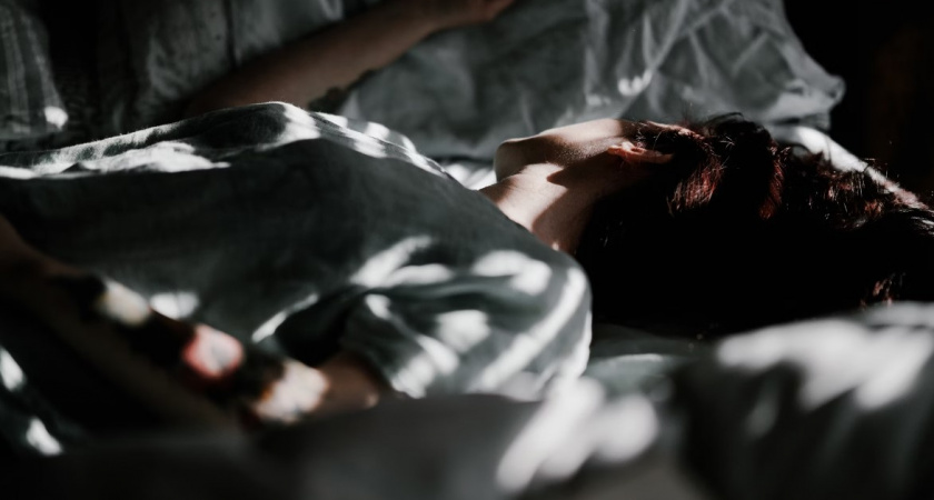 Опытный врач рассказал, к каким серьезным последствиям может привести сон с открытыми шторами