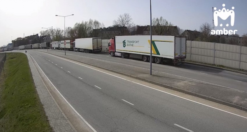 Тепло пришло, а вот очереди никуда не делись. Что сейчас творится на границе между Калининградской областью и Литвой