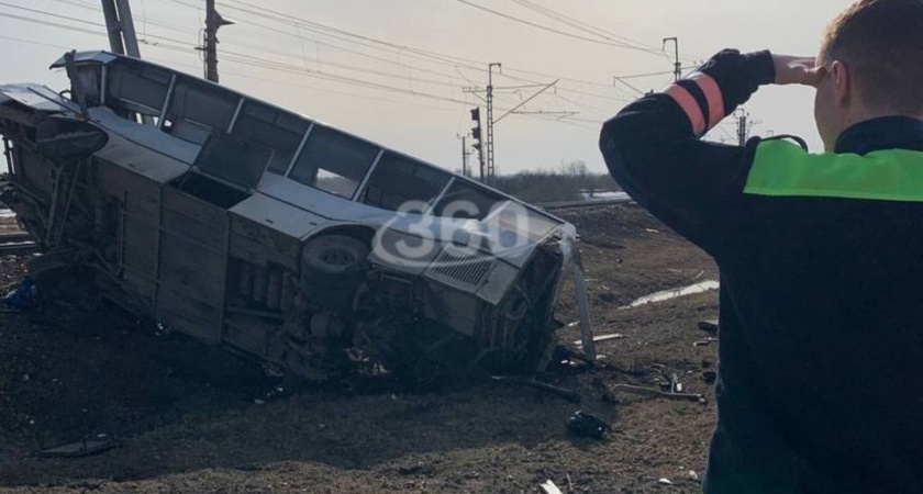 Пассажирский автобус и поезд столкнулись в Ярославской области. Есть погибшие 