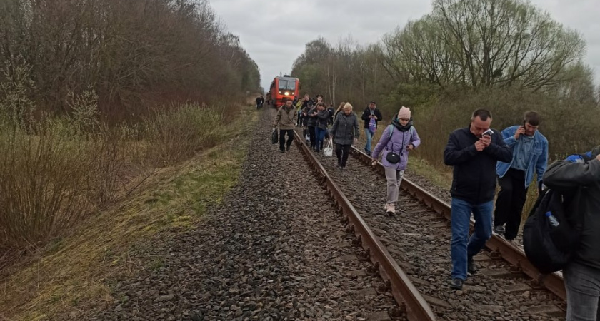 Вблизи Гурьевска пассажирский поезд наехал на газовый баллон и сошел с рельсов 