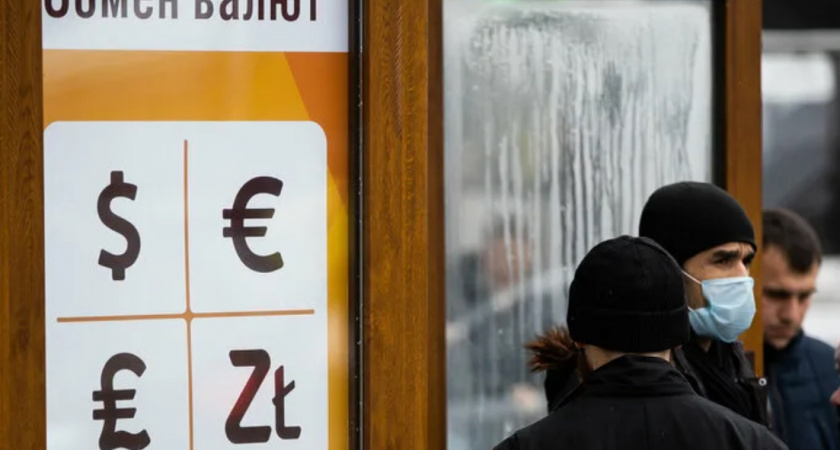 В обменниках города очереди из посетителей. Калининградцы в ожидании проводят по 1,5 часа