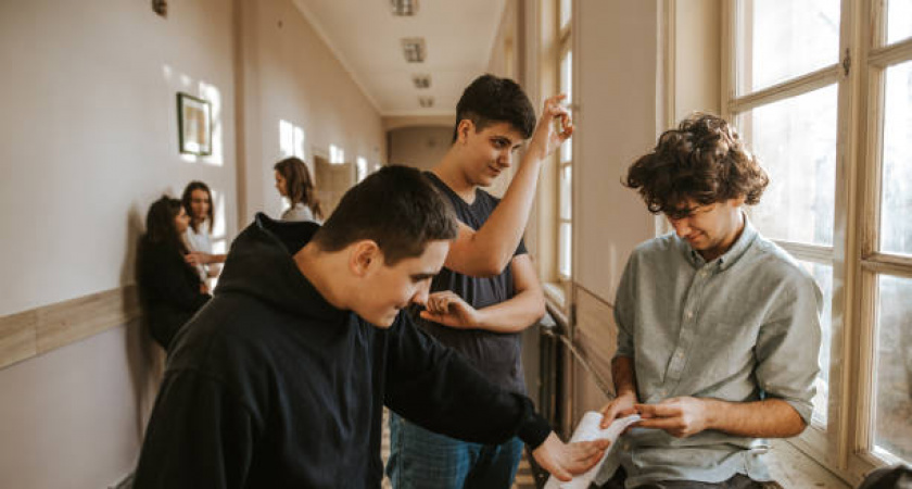 «Ребята били сына по лицу, заставили умываться в луже, при этом харкали в неё» - в одной из школ Калининграда другие школьники издевались над 14-летним подростком 