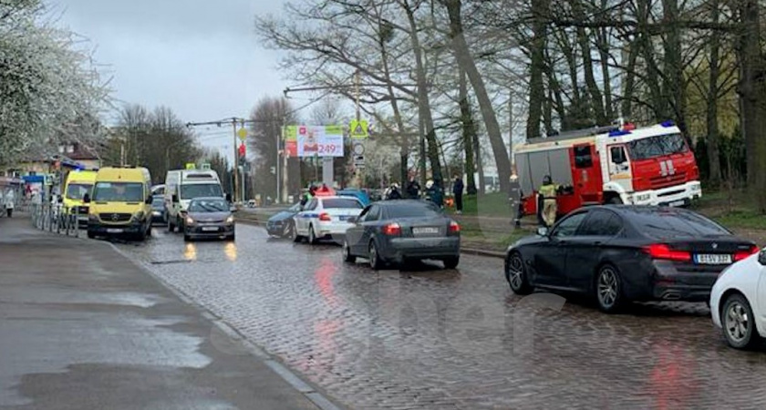 На проспекте Мира в Калининграде случилось ДТП с участием маршрутки, есть пострадавшие