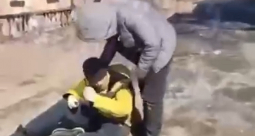 «Это твоя земля?» Во Владивостоке избиение подростка попало на (ВИДЕО) 