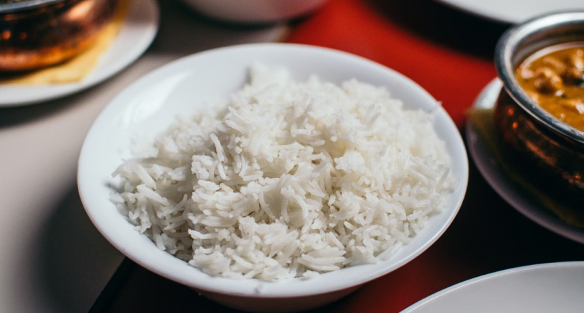 Диетологи рассказали, из-за какого ядовитого вещества всегда перед приготовлением стоит крайне тщательно промывать рис