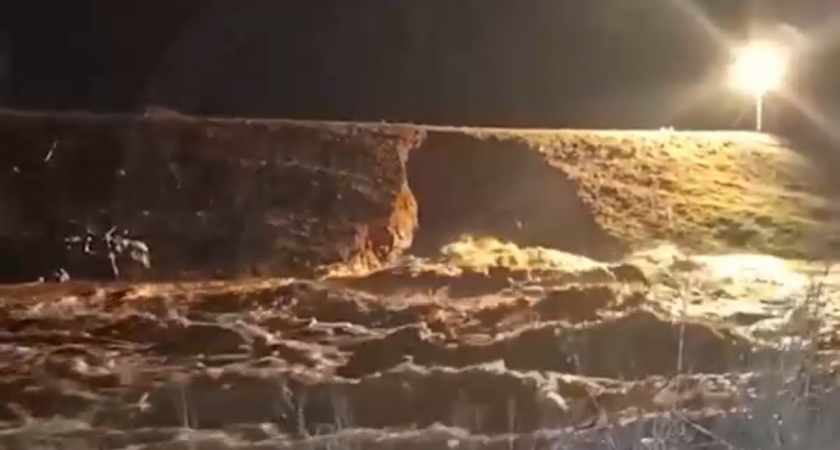 Срочные новости. В городе Орске прорвало дамбу, город начало затапливать, проводится экстренная эвакуация жителей (ВИДЕО)