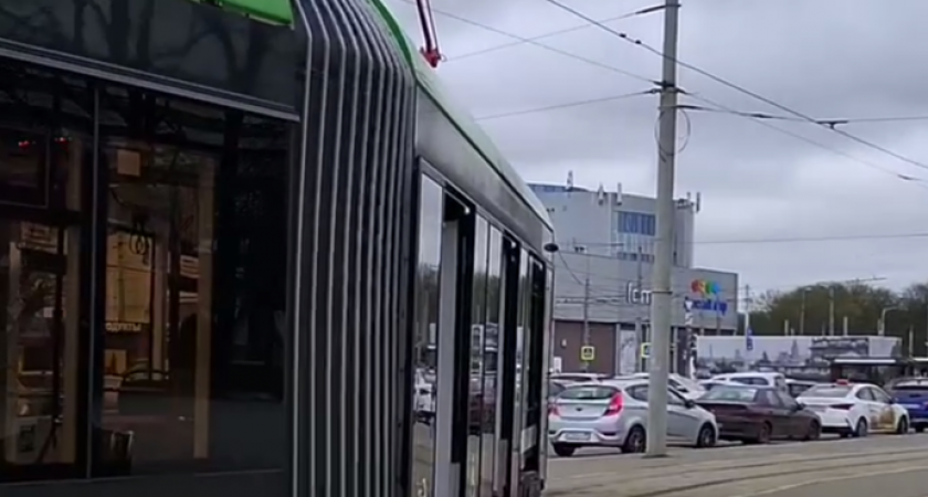 Прямо сейчас в Калининграде трамвай сошел с рельс (ВИДЕО)