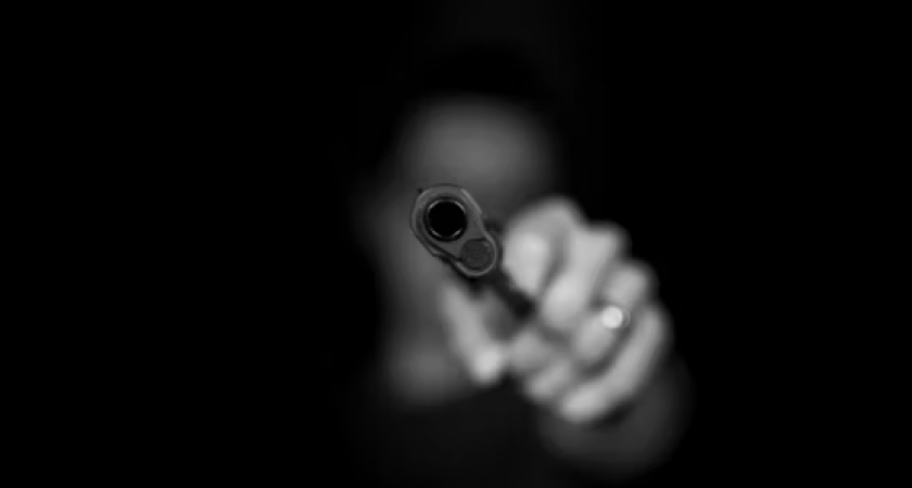 Напавший на полицейских пытается скрыться на большой скорости