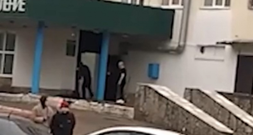 Оттащил пациента на улицу и отпинал, но не знал, что все снимали на камеру. Что произошло в одной из больниц в Башкортостане (ВИДЕО)