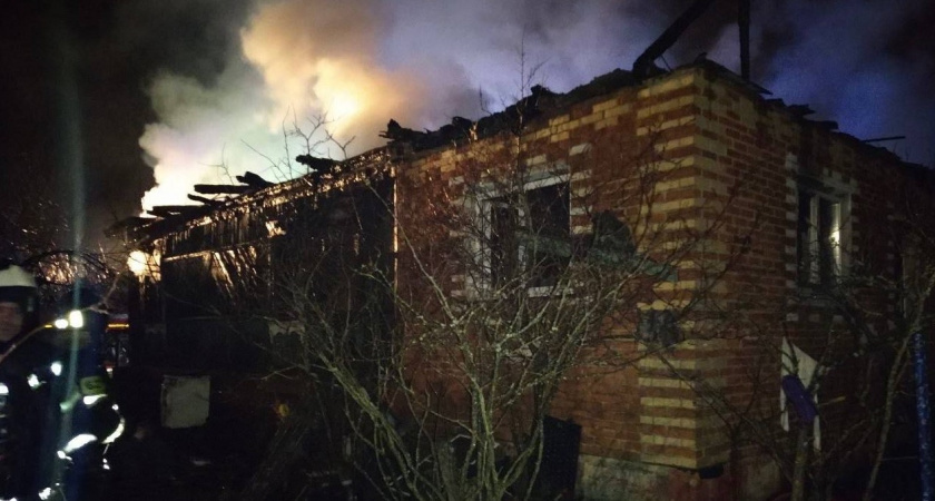 Такого даже врагу не пожелаешь: что произошло с маленькими детьми и мамой, когда их дом вспыхнул. Подробности страшного происшествия в Воскресенске