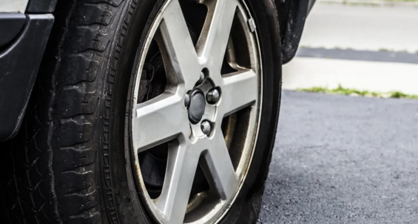 На улице Пролетарской за одну ночь у нескольких машин неизвестный проткнули шины