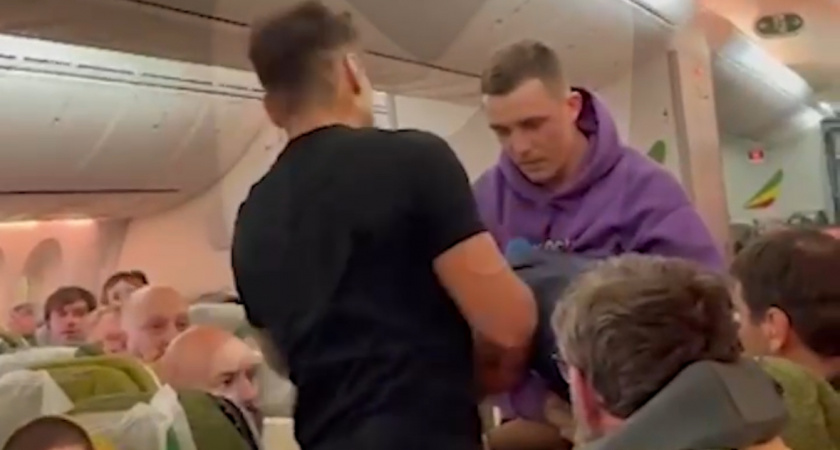 Выпивший россиянин устроил дебош во время перелета из Килиманджаро в Москву (ВИДЕО) 