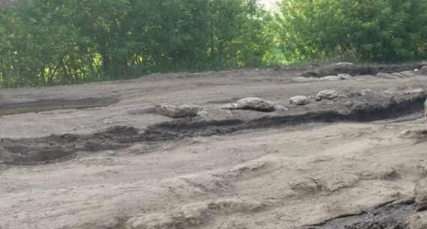 Как после бомбежки. Поселок строится, а дороги нет. В поселке Рантау в Заостровье жители не могут добраться до своих домов, дорога разбита