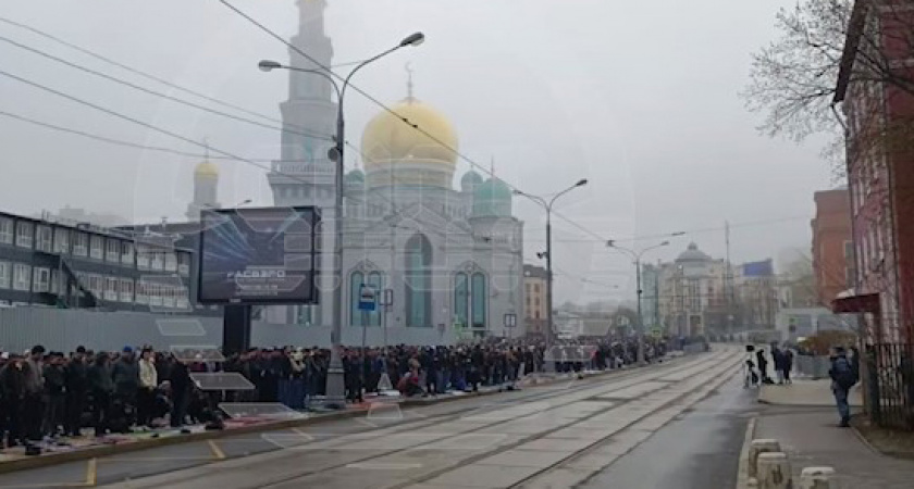 Что сейчас происходит в столице перед Московской соборной мечетью из-за наплыва верующих (ВИДЕО)