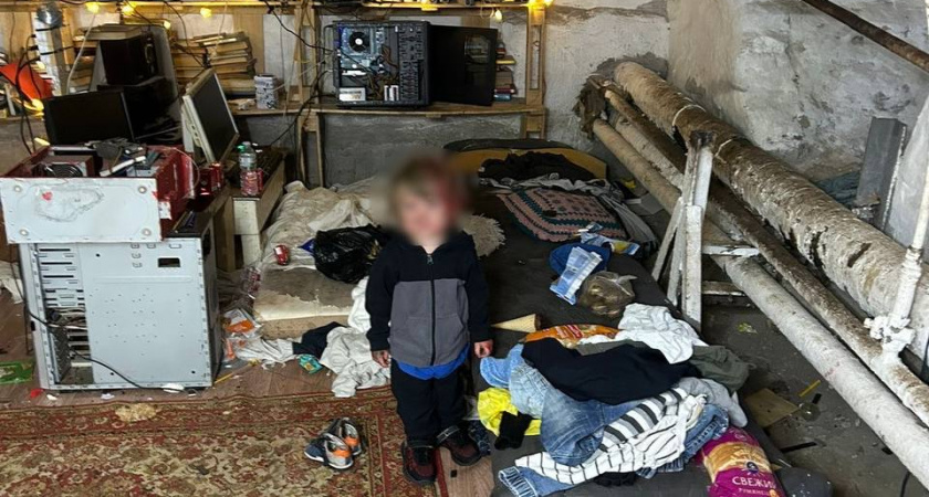 Жили, как в средневековье. В подвале дома Санкт-Петербурга обнаружили отца с тремя маленькими детьми, которые долгое время там проживали 