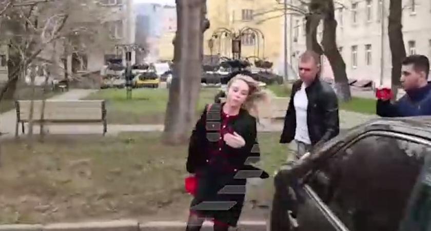 Как адвокат блогерши Лерчек решила спрятаться от журналистов после очередного заседания по бракоразводному процессу Чекалиных (ВИДЕО)
