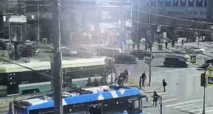 Шок! В Санкт-Петербурге неуправляемый ретро-трамвай на полном ходу въехал в толпу пешеходов (ВИДЕО)