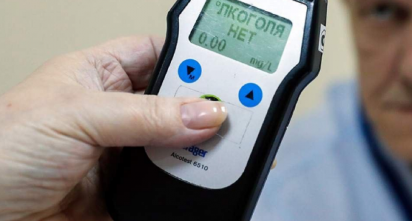 Перед посадкой на самолет всех обязуют проходить алкотестер? Как авиакомпании хотят бороться с пьяными пассажирами