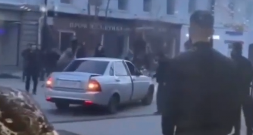 Начал на полной скорости давить пешеходов! Что случилось ранним утром в Саратове (ВИДЕО, ЖЕСТКИЕ КАДРЫ)