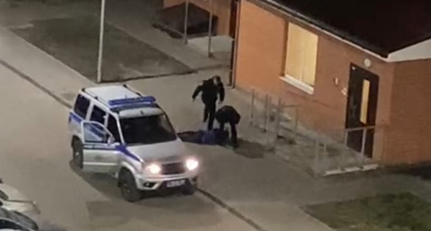 Шокирующий случай из подмосковного городка Шатура. Там очевидцы засняли момент ужасного избиения мужчины сотрудниками МВД (ВИДЕО)