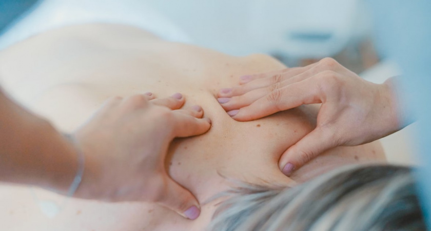 Опытный невролог перечислил способы, которые могут помочь избавиться от боли в шее