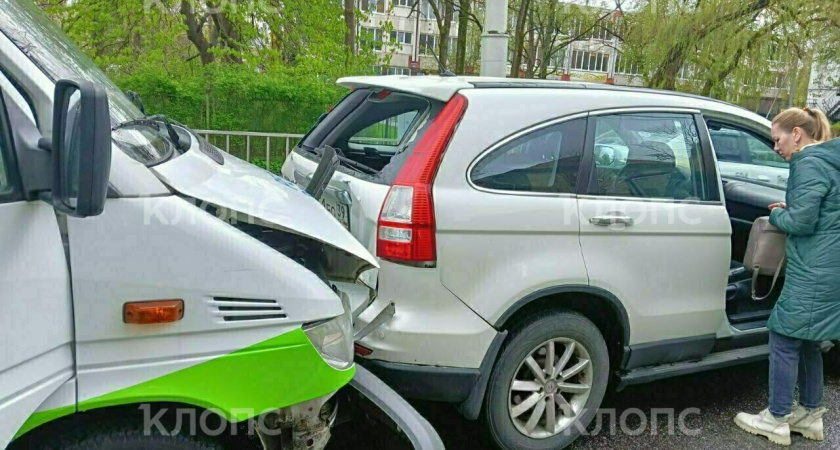 «Быстро сдал задом, завернул во двор и выехал» . Пока другие автомобили стояли в пробке- в них на полном ходу въехал эвакуатор