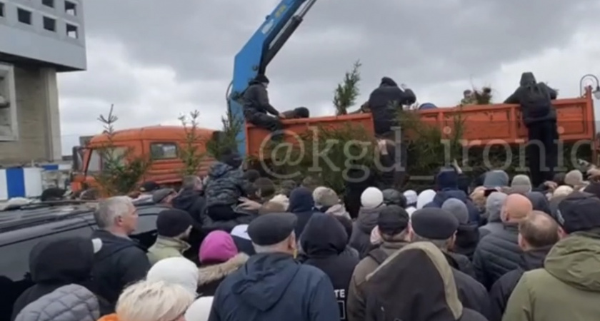 Чуть не пошли в рукопашную!  У дома советов калининградцы собрались за бесплатными саженцами( ВИДЕО)