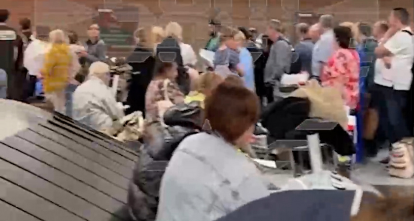  200 пассажира остались без багажа.  Авиакомпания Emirates потеряла чемоданы( ВИДЕО)