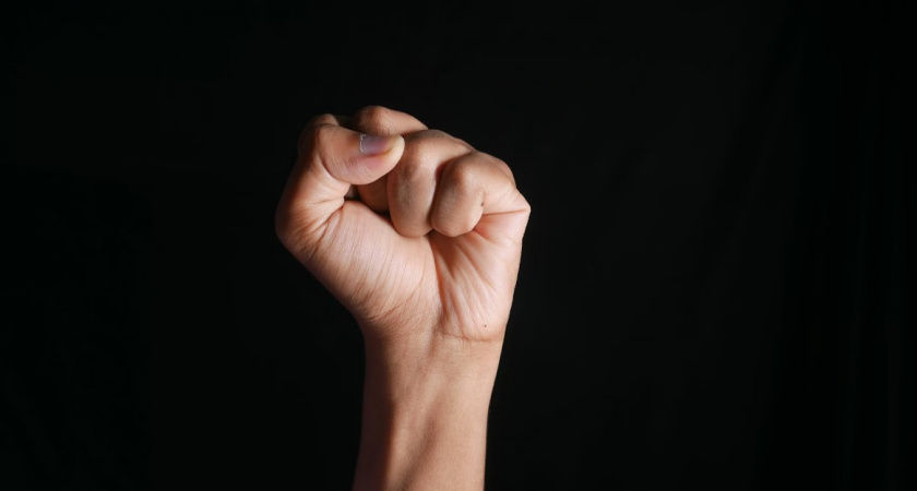 На что пошла шумная калининградка, чтоб успокоить полицейских, которые хотели отвезти ее мужа в участок