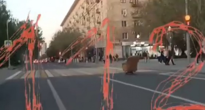Май пришел, а вместе с ним пришли и странные мысли: на чем волгоградец выехал прямо в центр города (ВИДЕО)