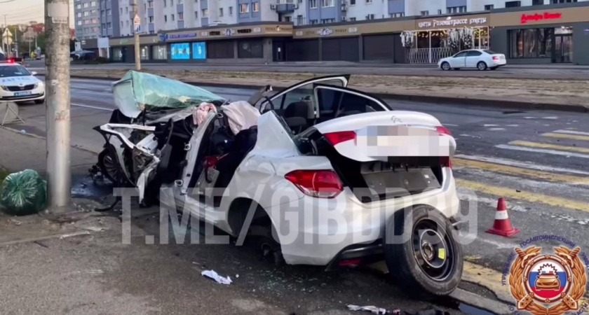 В сети появились страшные кадры момента ДТП около Дома Советов, в результате которого автомобиль перевернулся несколько раз (ВИДЕО)