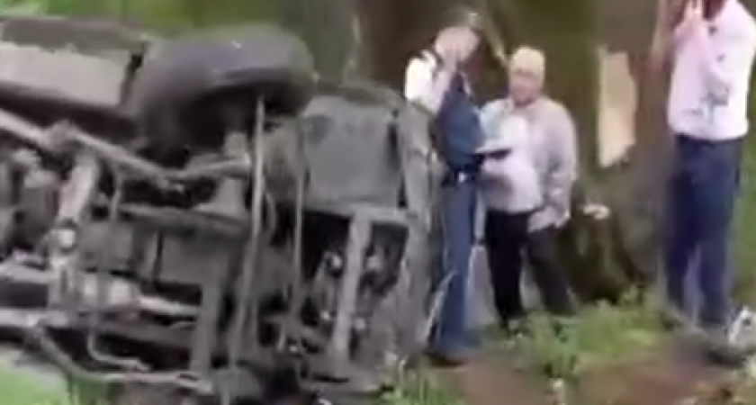 Бригада скорой помощи, перевернутая машина... Что случилось на Балтийском шоссе (ВИДЕО)
