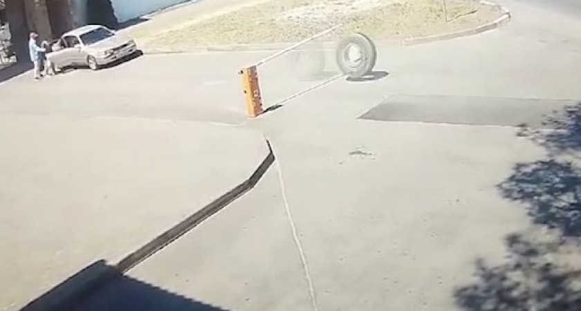 Прилетело так, будто кто-то это спланировал: что произошло с женщиной после столкновения с огромным колесом от грузовика (ВИДЕО)