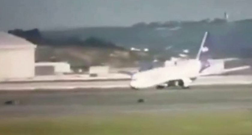 Боинги продолжают ломаться: еще один самолет чудом уцелел во время посадки (ВИДЕО)