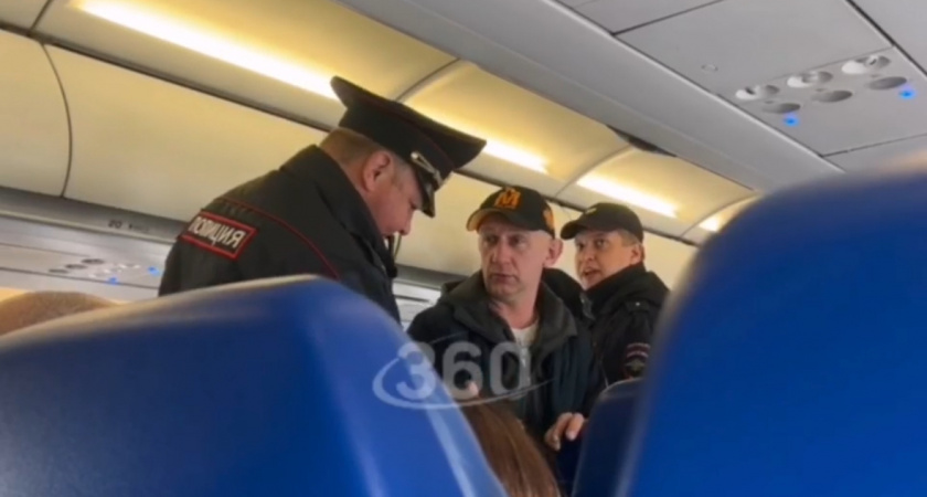 В семейные разборки перед вылетом самолета пришлось вмешаться сотрудникам полиции, кадры конфликта попали на (ВИДЕО) 