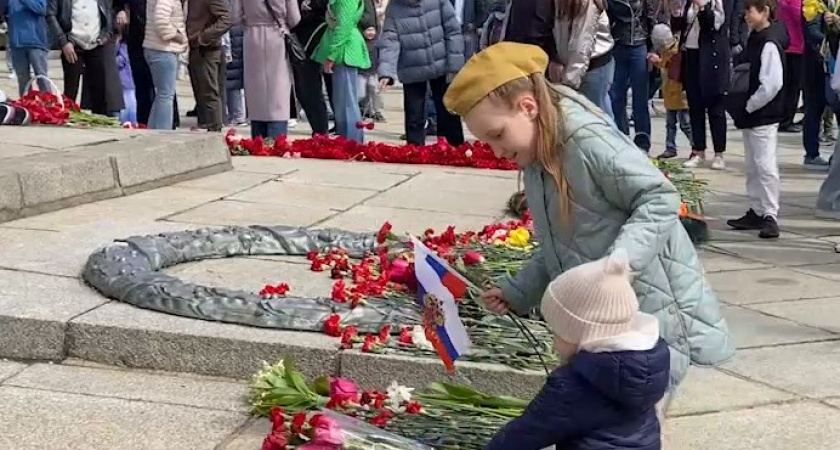 Приходят все — от мала до велика: что сейчас происходит у мемориала 1200 гвардейцам в Калининграде (ВИДЕО)