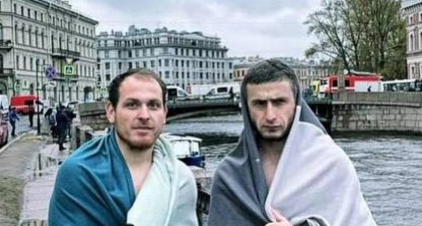 Появились кадры, как до приезда спасателей неравнодушные очевидцы аварии в Питере начали спасать людей (ВИДЕО)