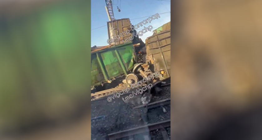 «Вагоны разлетелись в разные стороны» В сети появились кадры из Волгограда с места, где поезд сошел с рельсов. Подробности (ВИДЕО)