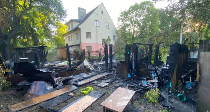 «Пламя ликвидировали 14 огнеборцев» Как храбрые пожарные в Калининграде всеми силами сегодня утром защищали жилой дом от огня