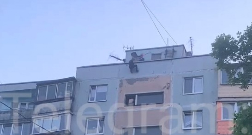 «Высунулся из окна весь окровавленный» В сети появились кадры спасения калининградца на улице Буткова (ВИДЕО)