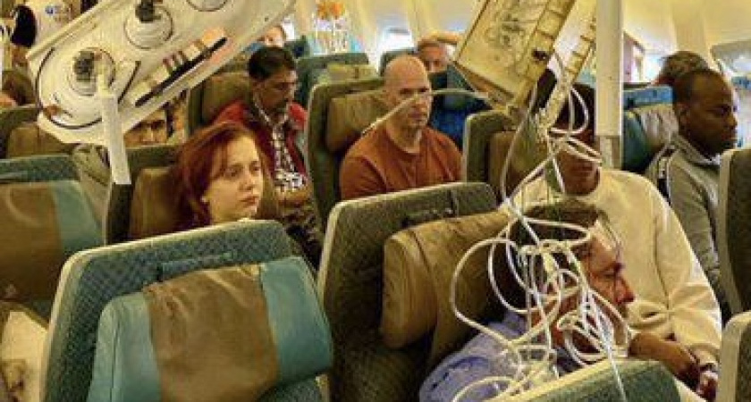 Число пострадавших до сих пор увеличивается. Появились свежие кадры салона самолета, который вчера совершил экстренную посадку (ВИДЕО)