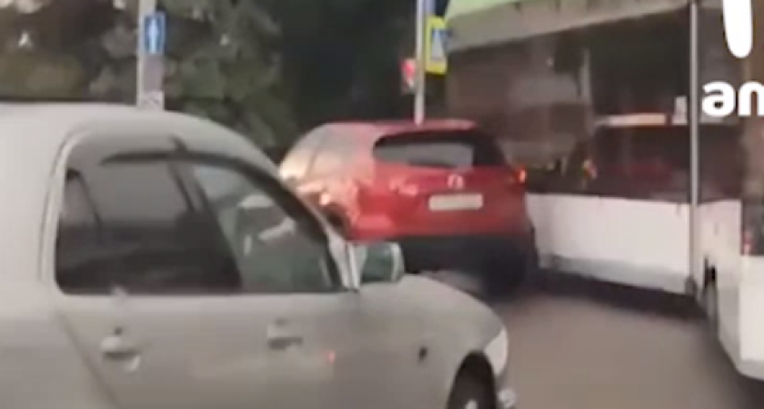 Дерзкий маневр "Мазды" парализовал движение в центре Калининграда (ВИДЕО)