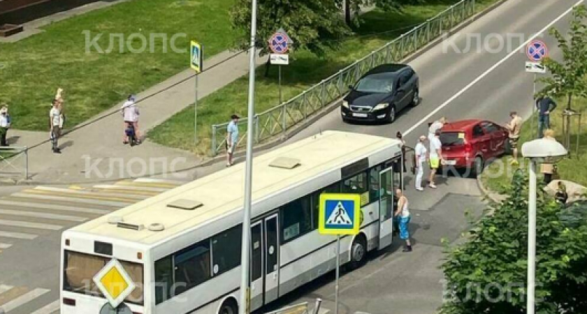 Субботнее утро началось с ДТП: автобус врезался в легковое авто на оживленном перекрестке