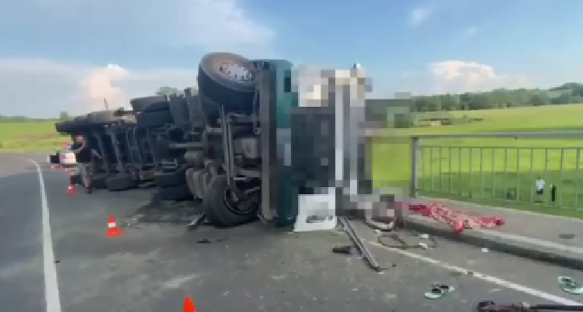 Многотонная фура не вписался в поворот: детали серьёзного ДТП в Калининградской области (ВИДЕО)