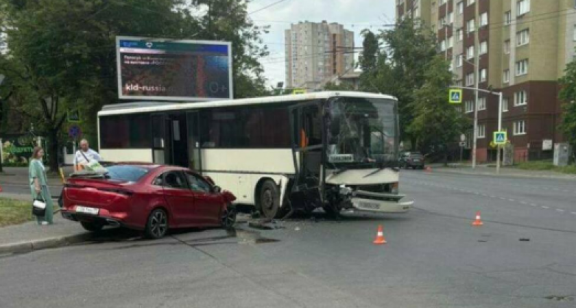 Встречка, автобус, госпитализация: детали воскресной аварии на перекрёстке Киевской и Инженерной