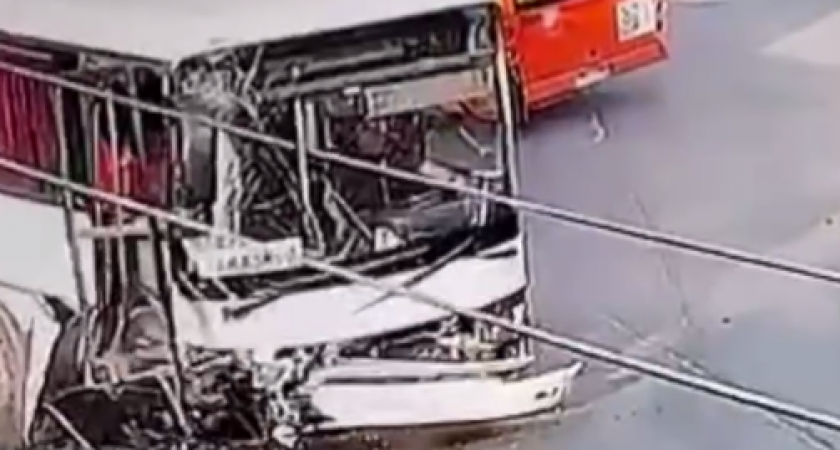 Момент столкновения легковушки и автобуса на Киевской попал на видео (ВИДЕО)