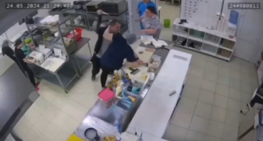 Что сделал мужчина с поваром из-за неприятного для него запаха еды (ВИДЕО, ЖЕСТКИЕ КАДРЫ)
