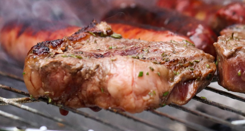 Диетолог рассказала, почему не стоит убирать из рациона жирную свинину даже в том случае, если вы худеете 