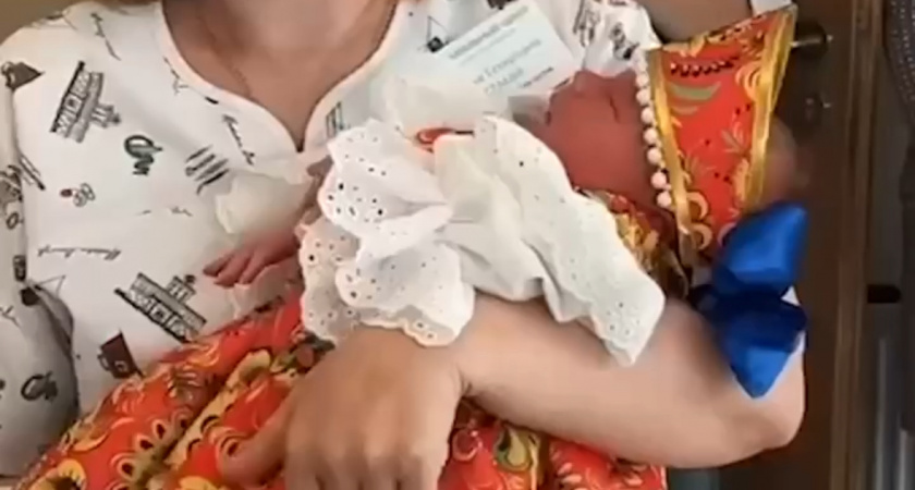 В честь праздника Дня России в Ноябрьске очень оригинально поздравляют молодых мам (ВИДЕО) 